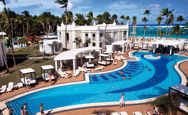 What amenities does the Hotel Riu Palace in Punta Cana, Dominican Republic offer?